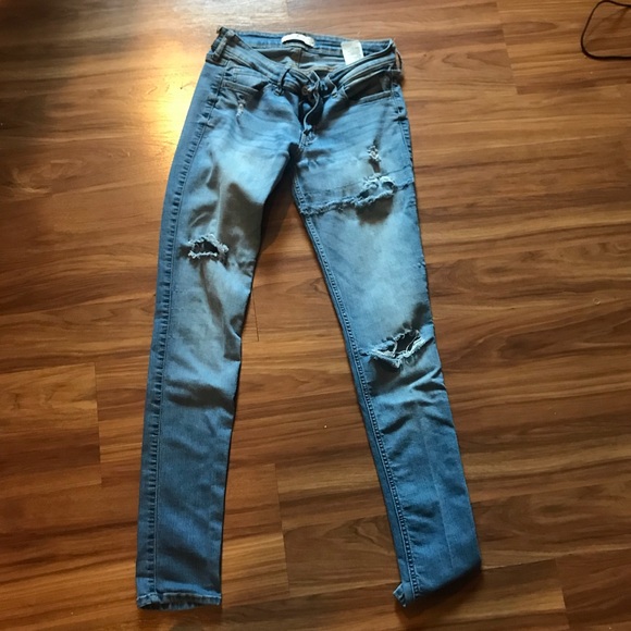 RIPPED HOLLISTER JEANS - Picture 1 of 3
